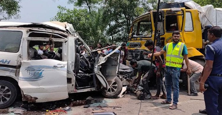 নাটোরে ট্রাক-মাইক্রোবাস সংঘর্ষে নিহত বেড়ে ৮, একই পরিবারের ৭ জন